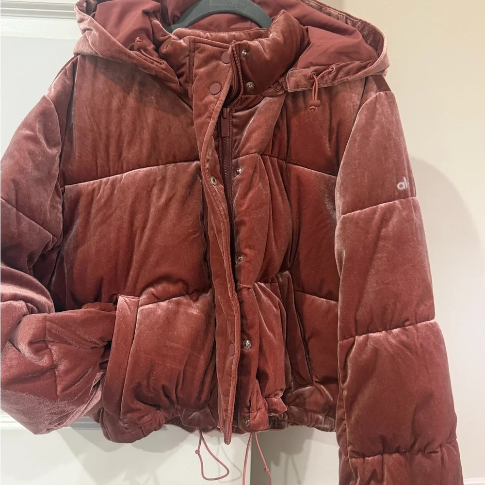 ALO Yoga Velvet Cropped Puffer Jacket - Dusty Rose Pink